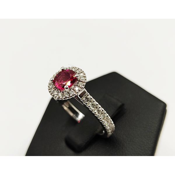 Anello con Rubino da 0,85 ct. e diamanti naturali .