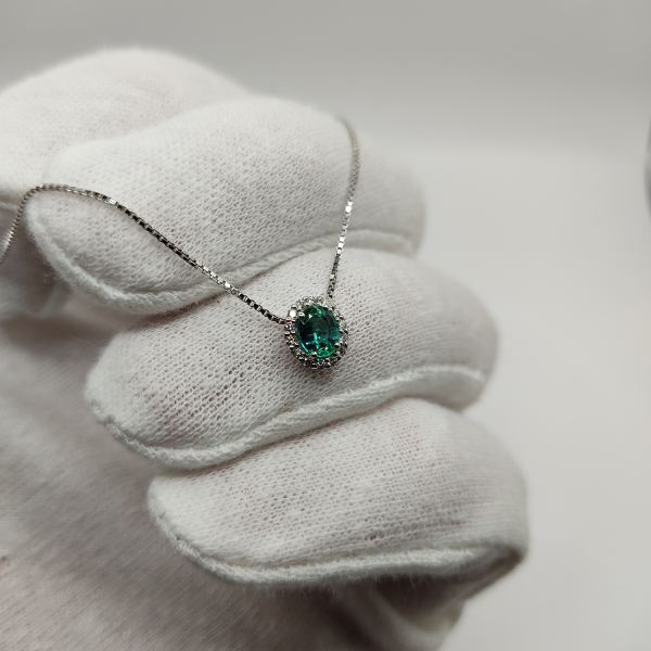 Collana con Smeraldo e diamantini 