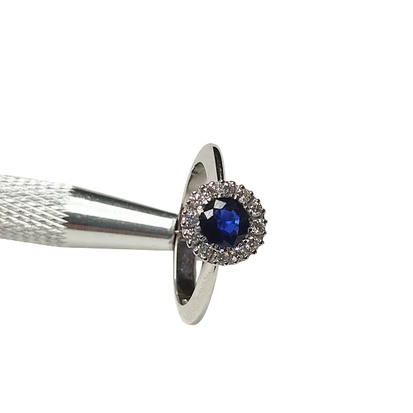 Anello con Zaffiro ct. 0,91 e diamanti ct. 0,25