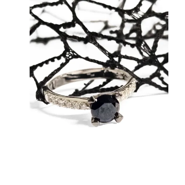 Solitario con diamante nero centrale ct. 0,96 e brillanti
